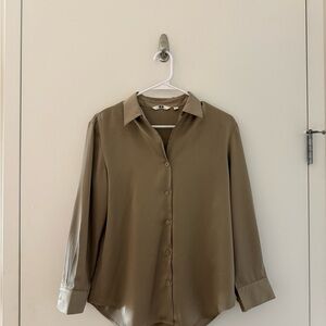 Uniqlo Green Fitted Button Down Shirt with Notched Collar